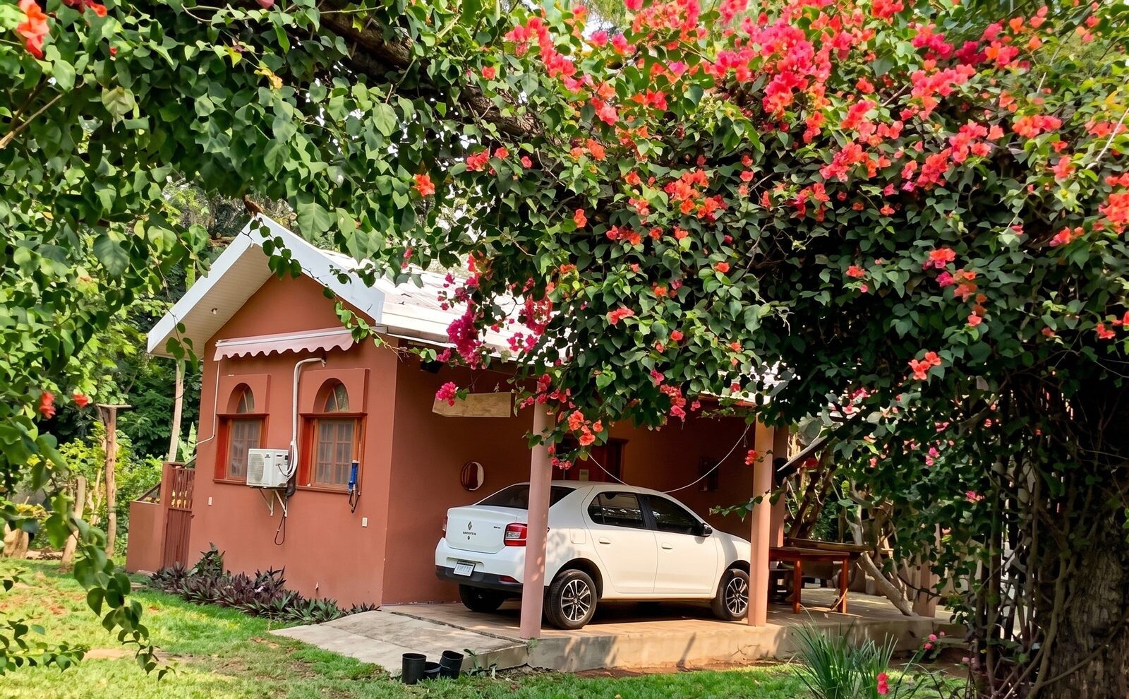 Cabaña Ángeles, de fachada coral entre buganvilias